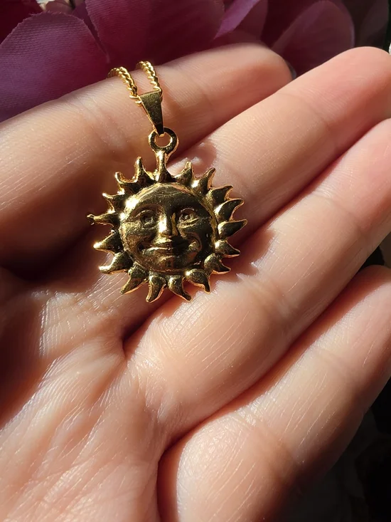 Whimsical 90s Gold Sun Face Pendant Necklace and Clip-ins Earring Set - Picture 10 of 11